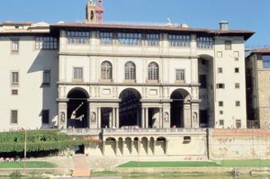 Fachada de la Galería Uffizi en el Arno
