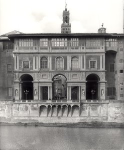 Fachada de la Galería Uffizi en el Lungarno Torrigiani de Giorgio Vasari