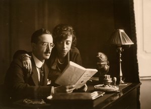 Pareja casada leyendo un libro de Phillipe de Marlier
