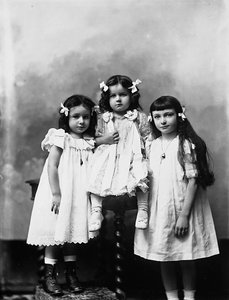 Retrato en estudio de tres niños de Phillipe de Marlier