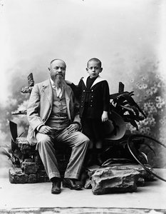 Retrato de hombre con niño pequeño