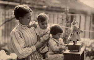 Mujer con bebés y muñeca de Phillipe de Marlier