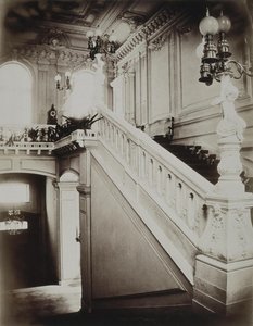 El palacio Stroganov en San Petersburgo. La gran escalera con vestíbulo inferior
