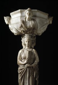 Pila de agua bendita en el pilar decorada con las tres virtudes teologales y una fuente decorada con los bustos de las cuatro virtudes cardinales. Escultura de Giovanni Pi de Giovanni Pisano