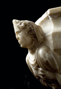 Pila de agua bendita en el pilar decorada con las tres virtudes teologales y una fuente de agua decorada con los bustos de las cuatro virtudes cardinales - detalle de Giovanni Pisano