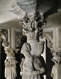 (detalle) de los grupos escultóricos que sostienen la Silla realizada por Giovanni Pisano: las Virtudes Teologales de Giovanni Pisano