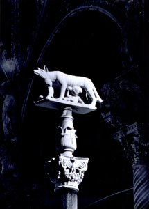 La loba de Siena, con los gemelos Rómulo y Remo, fachada de la Piazza del Duomo de Giovanni Pisano