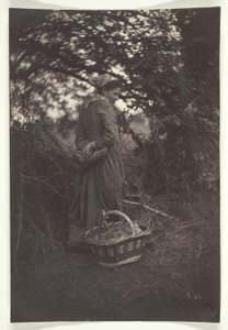 Mujer de pie con cesta en el suelo