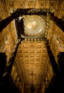 Vista del techo con cajas de madera marcadas y doradas por Giuliano da Sangallo (1445 circa 1516) y altar mayor hecho por el arquitecto Ferdinando Fuga (1699-1781). Basílica de Santa Maria Maggiore, Roma