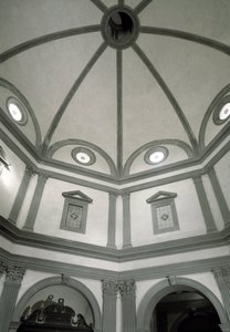 Vista de la sacristía octogonal construida según un proyecto de Giuliano da Sangallo (1445-1516) de Giuliano Giamberti da Sangallo