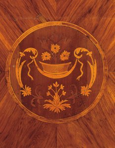 Detalle del lado de una cómoda italiana del norte de madera de tulipán, palo de rosa, madera frutal y marquetería, c.1800
