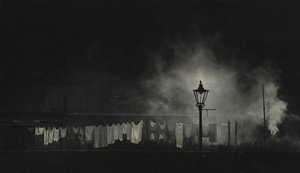 El tendedero y el tren echan humo por la noche
