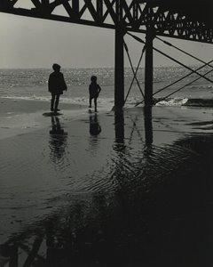 Dos niños jugando en la playa. de Godfrey Macdominic