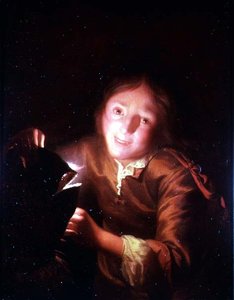 Un niño sosteniendo una vela detrás de una máscara de Halloween