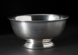 Trofeo de tenis en forma de cuenco de plata presentado a Sally Ride de Gorham Manufacturing Company