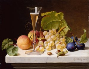 Uvas, melocotones, ciruelas, nueces y una copa de champán sobre una cornisa de mármol