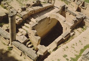 Vista aérea del ninfeo, restaurado por los romanos en c.20 a.C. de Greek