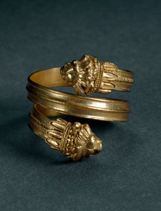 Arte de la Gran Grecia: anillo de oro con protomas de león. Finales del siglo IV-comienzos del siglo III a.C. de Tarento, Italia. Tarento, Museo Arqueológico Nacional de Greek