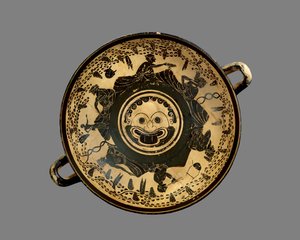 Copa de figuras negras áticas decorada con un tondo de cabeza de Gorgona rodeado por seis hombres reclinados asistiendo a un simposio, al estilo del Pintor de Andócides, c.500 a.C.