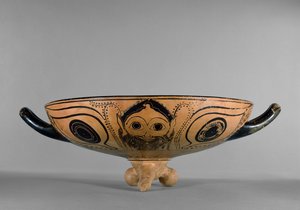 Copa de figuras negras áticas decorada con un tondo de cabeza de Gorgona rodeado por seis hombres reclinados asistiendo a un simposio, al estilo del Pintor de Andócides, c.500 a.C. de Greek