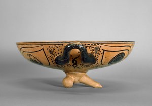 Copa de figuras negras áticas decorada con un tondo de cabeza de Gorgona rodeado por seis hombres reclinados en un simposio, al estilo del Pintor de Andócides, c.500 a.C. de Greek