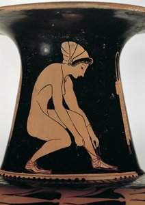 Mujer agachada atándose la sandalia (detalle)