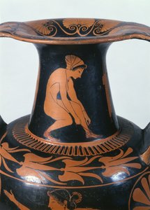Mujer agachada atándose la sandalia, (detalle) del cuello de una ánfora de figuras rojas áticas, hecha por Pamphaios y pintada por Oltos, c.510-500 a.C.