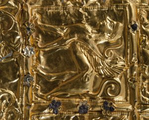 Detalle de una lámina con decoración en relieve de Delfos de Greek