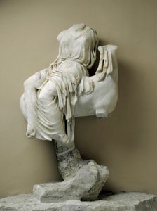 Estatua femenina vestida como ofrenda votiva, de Sorrento de Greek