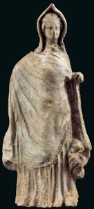 Figurilla de una mujer con quitón e himatión cubriendo su cabeza, posiblemente de Myrina, Asia Menor, 250-200 a.C.