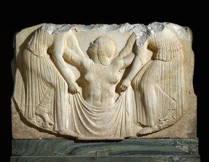 El nacimiento de Venus saliendo de las olas apoyada por las Horas. Relieve del trono Ludovisi, de Locri. 460-450 a.C. Museo Nacional Romano (Palazzo Altemps) de Greek