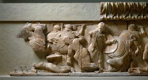 Arte griego, jónico: friso norte del Tesoro de Siphnos: escena de gigantomachia, Apolo y Artemisa luchando contra un gigante. 525 a.C. Delfos, museo arqueológico de Greek