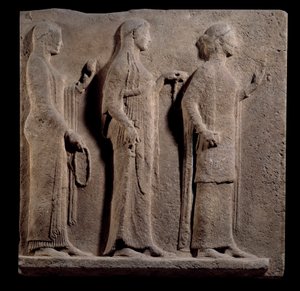 Arte griego: placa del paso de los Theores: cara que representa las gracias. Bajo relieve de mármol de la isla de Thasos en Grecia. 480 a.C. París, Museo del Louvre de Greek