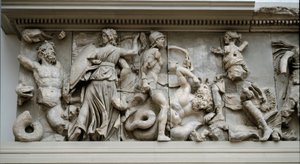 Arte griego: representación de Hécate y Artemisa. Friso del altar de Zeus en Pérgamo, bajorrelieve de Eumenes II de Greek