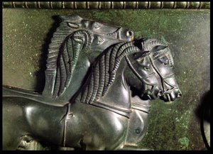 Cabeza de un caballo de una cuadriga (detalle del friso alrededor del cuello del Cráter de Vix)