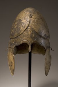 Casco con aplique fálico, Calcídico, siglo V-IV a.C. (bronce)