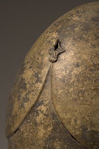 Casco con aplique fálico, calcídico, siglo V-IV a.C. (detalle)