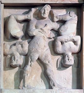 Magna Grecia: metopa con Hércules con los Cercopes, relieve de piedra, 575-550 a.C.