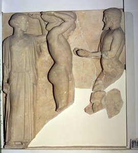 Metope X del Templo de Zeus que representa a Hércules recibiendo las manzanas doradas de las Hespérides de la mano de Atlas, mientras Minerva descansa un cojín en su cabeza (mármol)
