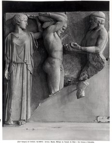 Metope X del Templo de Zeus que representa a Hércules recibiendo las manzanas doradas de las Hespérides de la mano de Atlas, mientras Minerva descansa un cojín en su cabeza de Greek