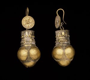 Par de pendientes con rosetas y racimo de glóbulos, siglos II-I a.C.