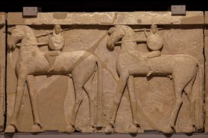 Friso de piedra de Poros que representa una procesión de jinetes. Siglo VII a.C. de Greek