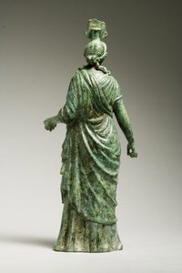 Vista trasera de una estatua de Isis Fortuna, helenística, siglo I a.C.-siglo I d.C. (detalle)
