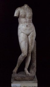 Afrodita de pie desnuda, Alejandrina, c.336-30 a.C. (mármol)