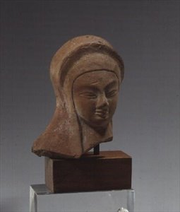 Cabeza femenina, fragmento de una estatua del tipo de brazos cruzados de Spedos, período cicládico temprano II, c.2700-2400 a.C. (mármol) de Greek