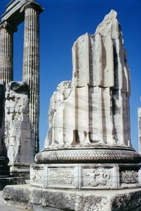 Base de una columna en el Templo de Apolo, c.300 a.C. de Greek School