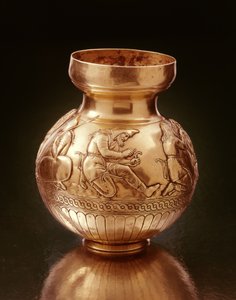 Botella con base de anillo que representa a escitas en diversas actividades de Greek School