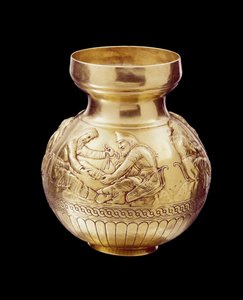 Botella con base de anillo que representa a escitas en diversas actividades de Greek School