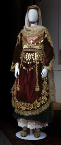 Traje nupcial de la isla de Salamina de Greek School