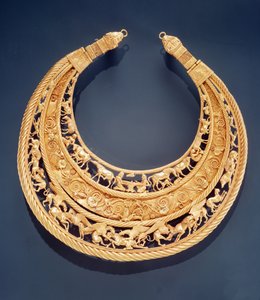 Pectoral en forma de media luna de Tolstaya Mogila